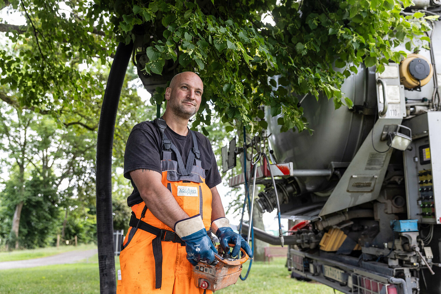 Mitarbeiter bei der Arbeit mit einer Maschine 